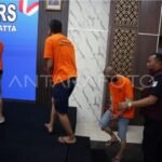 Petugas menggiring tersangka kasus peredaran vape berisi obat keras saat rilis di Mapolresta Bandara Soekarno Hatta, Tangerang, Banten, Rabu (12/11/2025). Satuan Reserse Narkoba Polresta Bandara Soekarno Hatta berhasil membongkar jaringan peredaran cartridge vape berisi obat keras jenis etomidate dengan nilai ekonomi mencapai Rp42,5 miliar serta mengamankan empat orang tersangka pengedar yang terdiri dari dua orang WNI dan dua orang warga negara Malaysia. ANTARA FOTO/Muhammad Iqbal/tom. (Muhammad Iqbal)