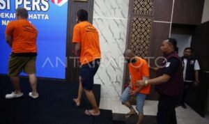 Petugas menggiring tersangka kasus peredaran vape berisi obat keras saat rilis di Mapolresta Bandara Soekarno Hatta, Tangerang, Banten, Rabu (12/11/2025). Satuan Reserse Narkoba Polresta Bandara Soekarno Hatta berhasil membongkar jaringan peredaran cartridge vape berisi obat keras jenis etomidate dengan nilai ekonomi mencapai Rp42,5 miliar serta mengamankan empat orang tersangka pengedar yang terdiri dari dua orang WNI dan dua orang warga negara Malaysia. ANTARA FOTO/Muhammad Iqbal/tom. (Muhammad Iqbal)