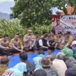 Kapolresta Bandung, Kombes Pol Aldi Subartono, menyalurkan 640 kilogram bibit jagung dan 15 ton pupuk kepada 10 kelompok tani di Desa Bojong, Kecamatan Nagreg, Kabupaten Bandung, Selasa (24/2/2026). Foto: Humas Polesta Bandung