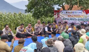 Kapolresta Bandung, Kombes Pol Aldi Subartono, menyalurkan 640 kilogram bibit jagung dan 15 ton pupuk kepada 10 kelompok tani di Desa Bojong, Kecamatan Nagreg, Kabupaten Bandung, Selasa (24/2/2026). Foto: Humas Polesta Bandung