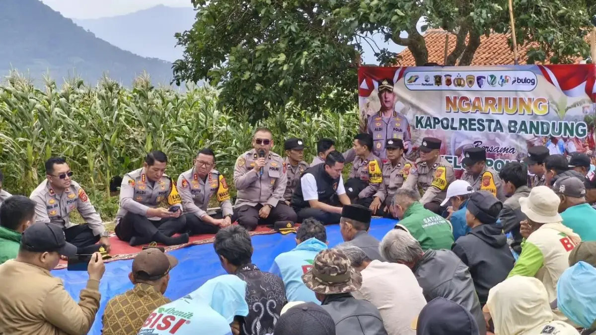 Kapolresta Bandung, Kombes Pol Aldi Subartono, menyalurkan 640 kilogram bibit jagung dan 15 ton pupuk kepada 10 kelompok tani di Desa Bojong, Kecamatan Nagreg, Kabupaten Bandung, Selasa (24/2/2026). Foto: Humas Polesta Bandung