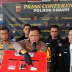 Kapolres Cimahi, AKBP Niko N Adi Putra saat mengungkapkan Tindak Pidana Narkotika jenis Sabu dengan modus Dimasukan Kedalam Cangkang Tutut atau Keong. Foto: Firman Satria