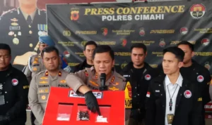 Kapolres Cimahi, AKBP Niko N Adi Putra saat mengungkapkan Tindak Pidana Narkotika jenis Sabu dengan modus Dimasukan Kedalam Cangkang Tutut atau Keong. Foto: Firman Satria