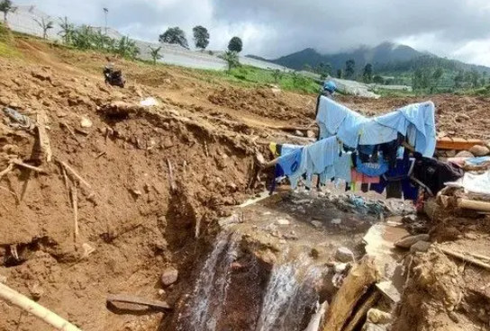 Sebulan Usai Longsor Cisarua, Sungai Baru Tiba-Tiba Muncul dari Arah Gunung Burangrang