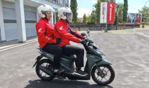 Hindari Berboncengan dengan Memegang Behel Belakang Sepeda Motor