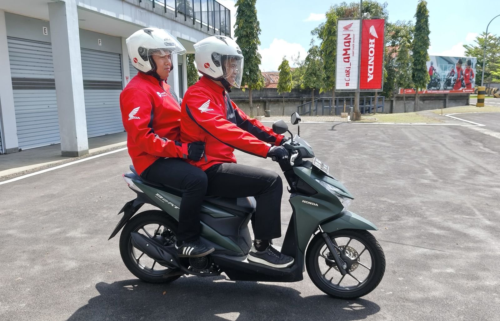 WhatsApp Image 2026-03-12 at 2.42.20 PM Hindari Berboncengan dengan Memegang Behel Belakang Sepeda Motor