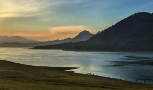 Pesona Waduk Parang Gombong, Spot Healing dan Camping Favorit di Purwakarta