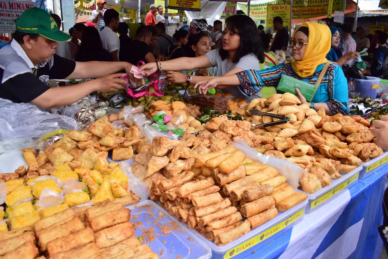 Daftar Tempat Berburu Takjil di Karawang Barat, Murah dan Ramai Pembeli Daftar Tempat Berburu Takjil di Karawang Barat, Murah dan Ramai Pembeli