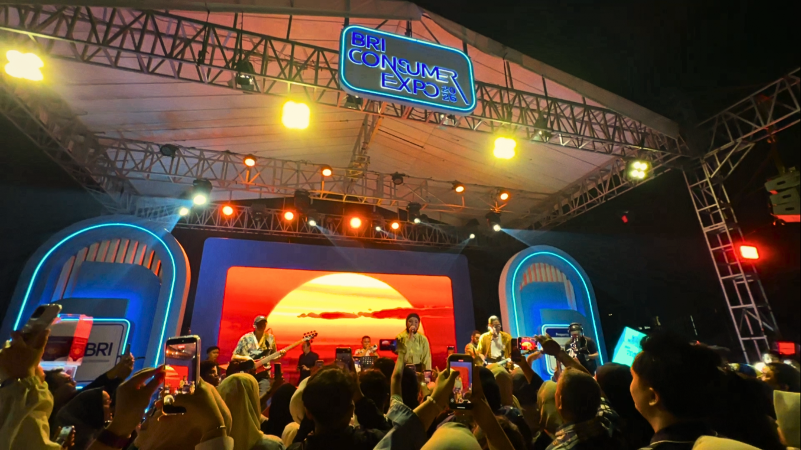 Penampilan spesial penyanyi Salma Salsabil menutup kemeriahan acara “BRI Consumer Expo 2026: Sehari di Giri Prianka”, Minggu (26/4/2026).