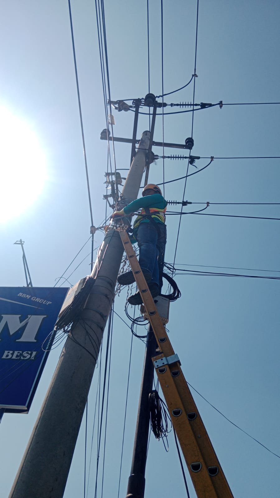 Perkuat Keandalan Jaringan, PLN Icon Plus SBU Regional Jawa Barat Laksanakan P3AK di Jalur Cintalaksana Karawang