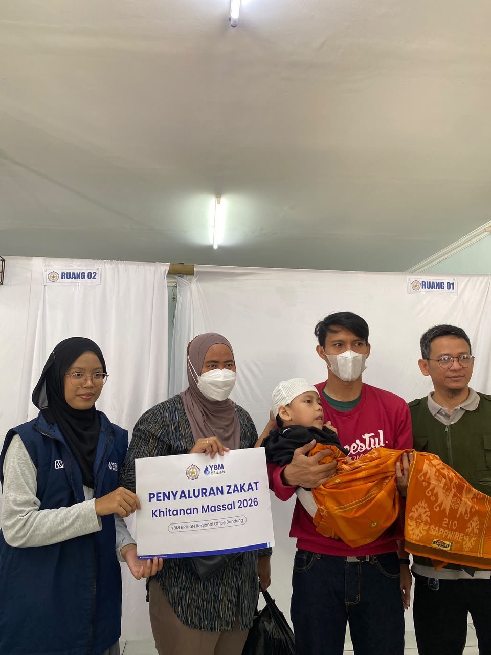 YBM BRILiaN Region 9 Bandung berkolaborasi dengan Yayasan Pendidikan Haji Dull Hadi menyelenggarakan khitanan massal bagi 25 anak mustahik di SMK Al-Hadi, Jalan Pesantren No. 127, Arcamanik, Kota Bandung, Sabtu (24/10). foto istimewa
